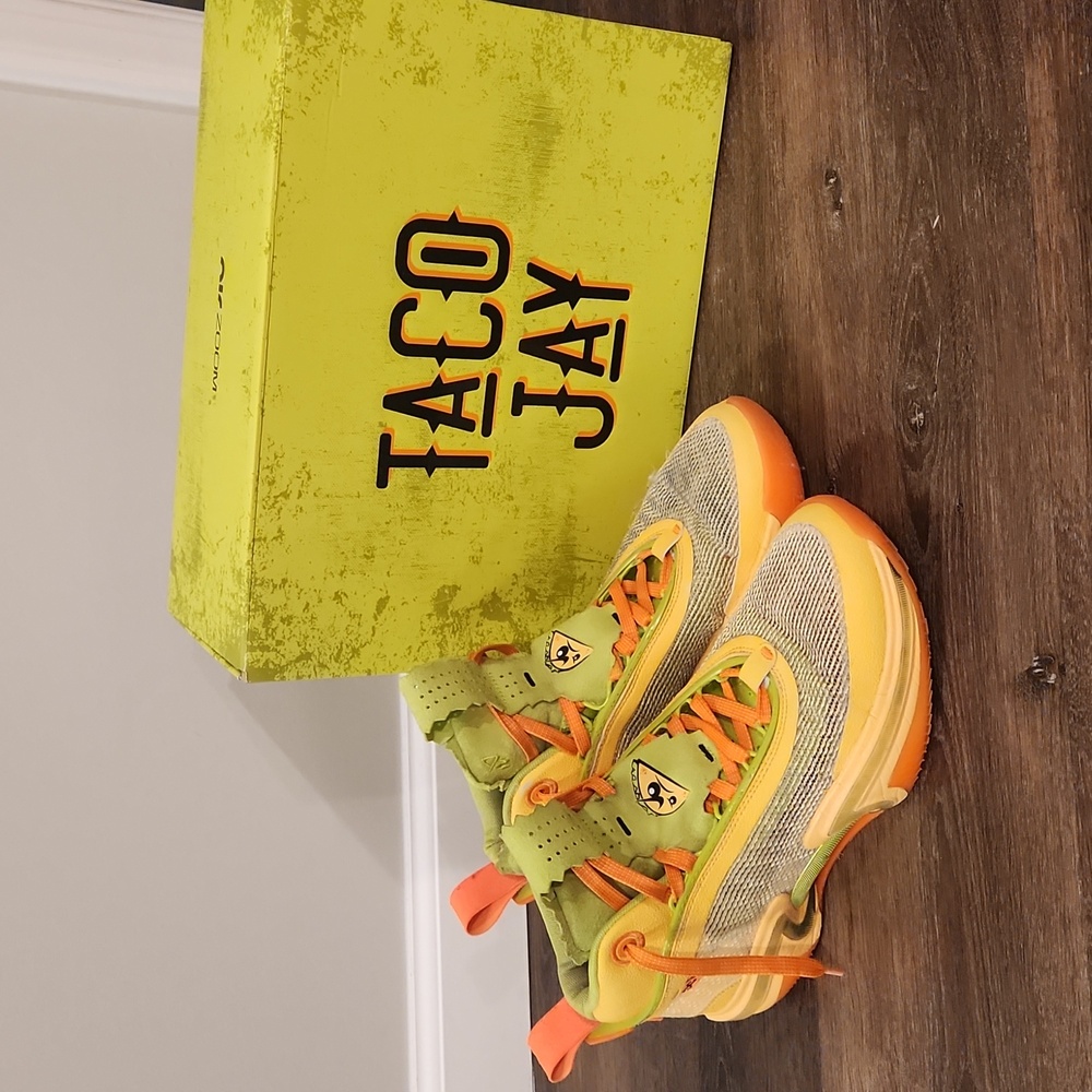 Nike men size 10.5 Taco Jay